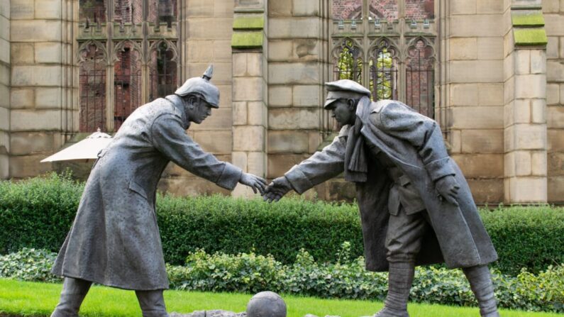 Une sculpture à Liverpool, en Angleterre, représente un soldat britannique et un soldat allemand sur le point de se serrer la main, commémorant les gestes de paix et de bonnes volontés lors de la Première Guerre mondiale, lorsque des soldats de camps opposés ont cessé de se battre et ont joué au football ensemble, le jour de Noël 1914. (John B Hewitt/Shutterstock)
