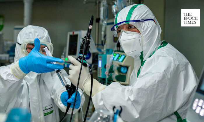 Un médecin traite un patient infecté par le virus PCC dans un hôpital de Wuhan, dans la province de Hubei, en Chine, le 24 février 2020. (STR/AFP via Getty Images)
