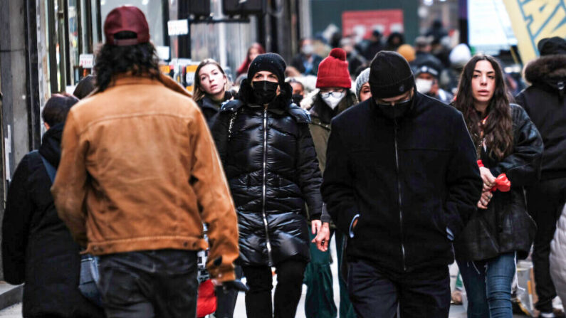 Des passants à Manhattan, dans la ville de New York, le 29 novembre 2021. (Spencer Platt/Getty Images)