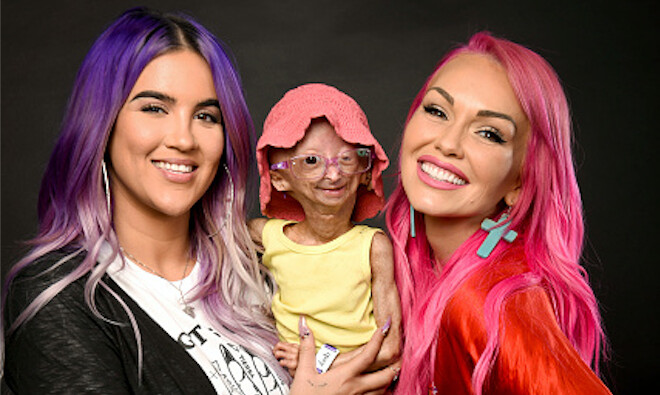 Amalia Rose (au centre), entourée de deux autres Youtoubeuses célèbres, Nicole Guerriero et Kandee Johnson, à Los Angeles (Californie) en 2018. (Crédit : Vivien Killilea/Getty Images for ipsy )