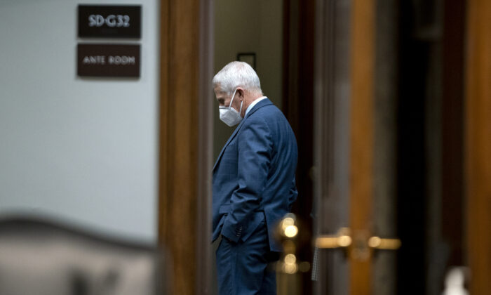 Le Dr Anthony Fauci, conseiller médical en chef de la Maison-Blanche et directeur du NIAID, attend l'audience de la commission sénatoriale de la santé, de l'éducation, du travail et des pensions au Capitole, le 11 janvier 2022. (Greg Nash-Pool/Getty Images)