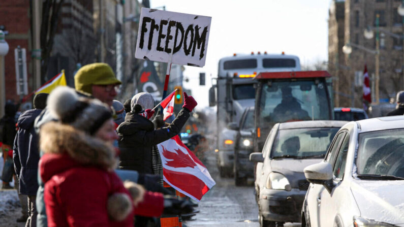 Des sympathisants du Convoi de la Liberté protestent contre le projet de vaccination Covid-19 et ses restrictions devant le Parlement du Canada, à Ottawa, Canada, le 28 janvier 2022. Un convoi de camionneurs est parti de Vancouver le 23 janvier 2022 pour aller protester contre cette obligation dans la capitale, Ottawa. (Dave Chan/AFP via Getty Images)