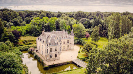 Un couple achète et rénove un château français du 15e siècle en ruine. Voici à quoi il ressemble maintenant