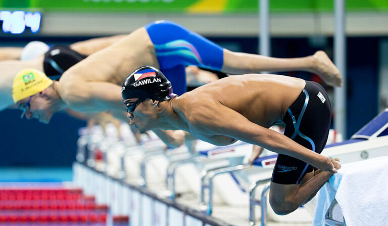 Ernie Gawilan au départ de la manche 2 du 100 m de nage libre hommes - S8 au stade olympique aquatique lors des Jeux paralympiques de Rio de Janeiro, au Brésil, le 11 septembre 2016 (Simon Bruty pour OIS/IOC/AFP via Getty Images)