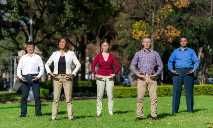 Des gens pratiquent les exercices de Falun Dafa dans un parc à Sydney, Australie, le 26 juin 2017. (Emma Morley)