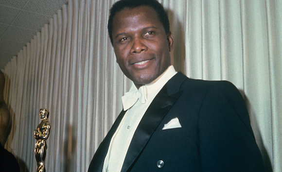 L'acteur américain des Bahamas Sidney Poitier reçoit l'Oscar du meilleur acteur dans un rôle principal pour "Lilies Of The Field", réalisé par Ralph Nelson, lors de la 36ème cérémonie des Oscars, le 13 avril 1964. (Photo : Archive Photos/Getty Images)