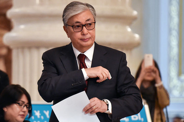 Le président kazakh s’est rendu dans la ville d’Almaty pour évaluer les dégâts à la suite des émeutes. Photo de VYACHESLAV OSELEDKO / AFP via Getty Images.