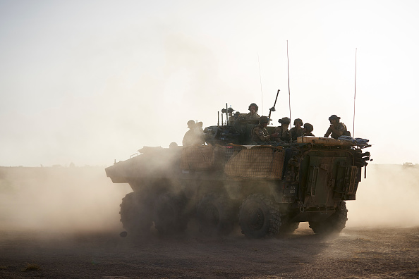 Un véhicule blindé de transport de troupes (VBTT) de l'armée française dans le nord du Burkina Faso, le long de la frontière avec le Mali et le Niger. (Photo : MICHELE CATTANI/AFP via Getty Images)