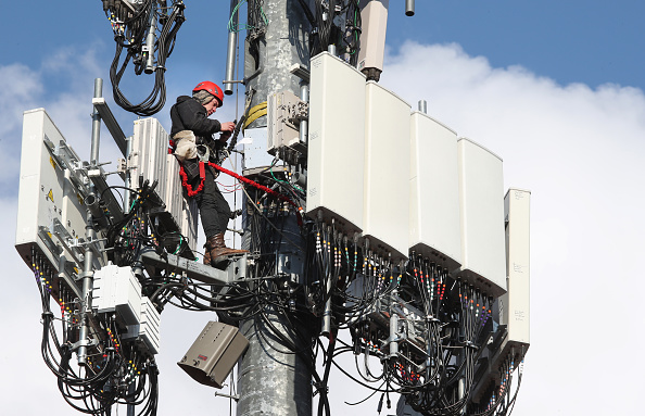 Un ouvrier reconstruit une tour cellulaire avec des équipements 5G pour le réseau Verizon, le 26 novembre 2019 à Orem, dans l'Utah. (Photo : George Frey/Getty Images)