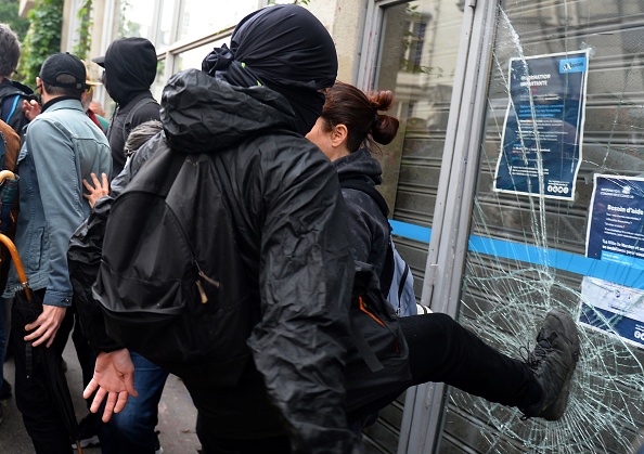 Le groupe Nantes Révoltée est présent "dans tous les rassemblements qui dégénèrent", précise la présidente de la région, Christelle Morançais. Dans cette photo, un participant d'une manifestation Black Lives Matter casse une vitrine lors d'une manifestation à Nantes le 13 juin 2020. (JEAN-FRANCOIS MONIER/AFP via Getty Images)