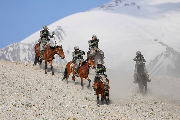 Des soldats de l'Armée populaire de libération de la Chine participent à une séance d'entraînement dans les montagnes du Pamir à Kashgar, dans la région occidentale du Xinjiang en Chine, le 28 août 2020. Photo par STR/AFP via Getty Images.