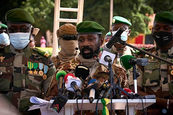 Le chef de la junte militaire au Mali, Assimi Goïta, devant la presse le 22 septembre 2020 à Bamako. (Photo : MICHELE CATTANI/AFP via Getty Images)