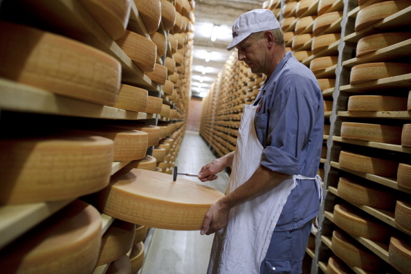 Le gruyère, qui bénéficie d'appellations d'origine protégée en France et en Suisse "est fabriqué avec soin à partir d'ingrédients locaux et naturels, en utilisant des méthodes traditionnelles qui assurent le lien entre la région d'origine et la qualité du produit final". (Photo : FABRICE COFFRINI/AFP via Getty Images)