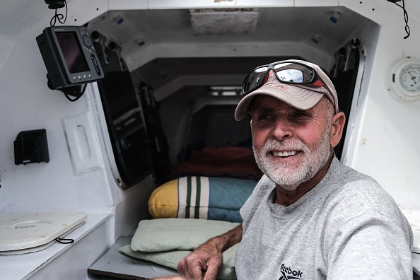 Jean-Jacques Savin, ancien parachutiste de 74 ans,dans sa barque à Lege-Cap-Ferret, dans le sud-ouest de la France, le 28 mai 2021.  (Photo : PHILIPPE LOPEZ/AFP via Getty Images)