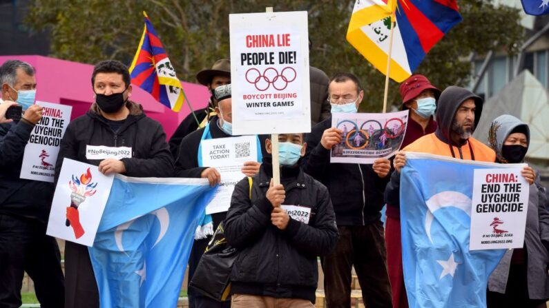 Des militants hongkongais, tibétains et Ouïghours, brandissent des banderoles et des pancartes à Melbourne, le 23 juin 2021, pour demander au gouvernement australien de boycotter les Jeux olympiques d'hiver de Pékin de 2022 en raison du bilan déplorable de la Chine en matière de droits de l'homme. (Photo by WILLIAM WEST/AFP via Getty Images)