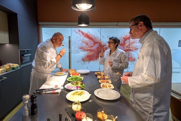 -Les steaks végétariens font leur apparition dans les supermarchés, mais comment reproduire le goût du bœuf dans des produits à base de protéines de pois, de soja, de haricot noir, de patate douce ou de betterave rouge ?  Photo de Fabrice COFFRINI / AFP via Getty Images.