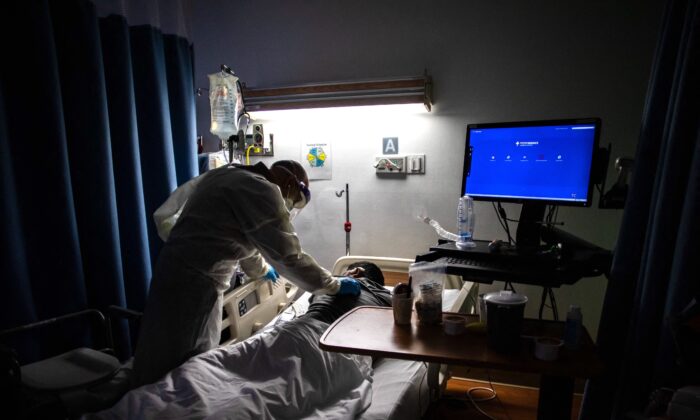 Un médecin examine un patient de 34 ans atteint du Covid-19 dans un centre médical de Tarzana, en Californie, le 2 septembre 2021. (Apu Gomes/AFP via Getty Images)