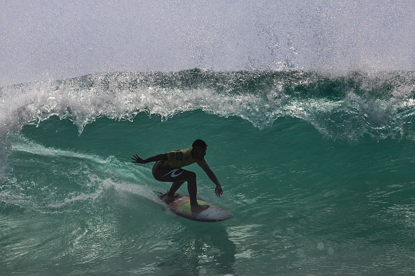 Le surfeur brésilien Gabriel Medina participe à la finale de la Rip Curl World Surf League à San Clemente, Californie, le 14 septembre 2021. Photo APU GOMES/AFP via Getty Images.