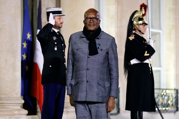 -Le président du Burkina Faso, Roch Marc Christian Kabore, a été arrêté lundi et est détenu dans une caserne de Ouagadougou. Photo Ludovic MARIN / AFP via Getty Images.