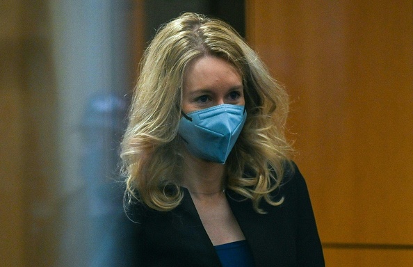 L'ancienne fondatrice et PDG de Theranos, Elizabeth Holmes, arrive au tribunal du bâtiment fédéral Robert F. Peckham le 22 novembre 2021 à San Jose, en Californie. Photo Amy Osborne / AFP via Getty Images.