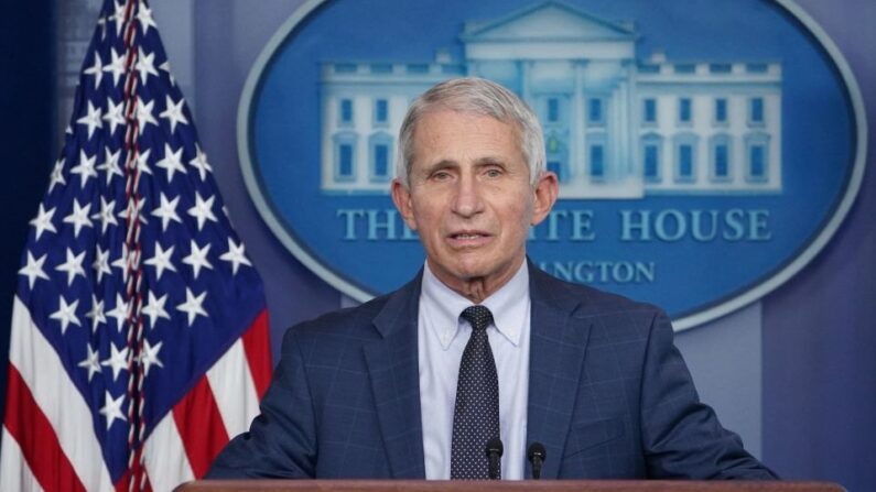 Le conseiller médical de la Maison Blanche, le Dr Anthony Fauci, s'exprime lors du point de presse quotidien dans la salle Brady de la Maison Blanche, à Washington, le 1er décembre 2021. (Photo par MANDEL NGAN/AFP via Getty Images)