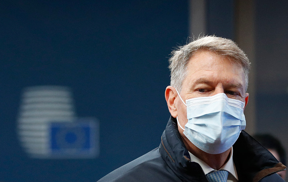 -Le président roumain Klaus Werner Iohannis salue son homologue français d'un futur déploiement de troupes pour renforcer le flanc oriental de l'Otan. Photo JOHANNA GERON/POOL/AFP via Getty Images.