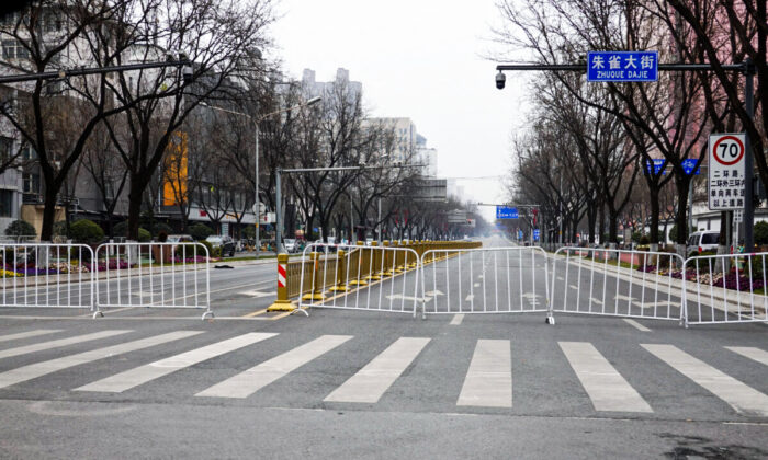 Une route bloquée à Xi'an, dans la province chinoise du Shaanxi (nord-ouest), le 31 décembre 2021. (STR/AFP via Getty Images)