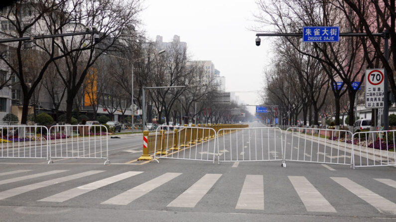 Route bloquée à Xi'an, ville sous quarantaine, dans la province chinoise du Shaanxi (nord), le 31 décembre 2021 -  China OUT (Photo par STR/AFP via Getty Images)