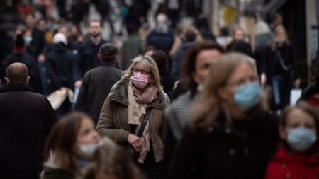 Omicron va faire sortir le Covid-19 de la phase pandémique, estime l’Agence européenne des médicaments