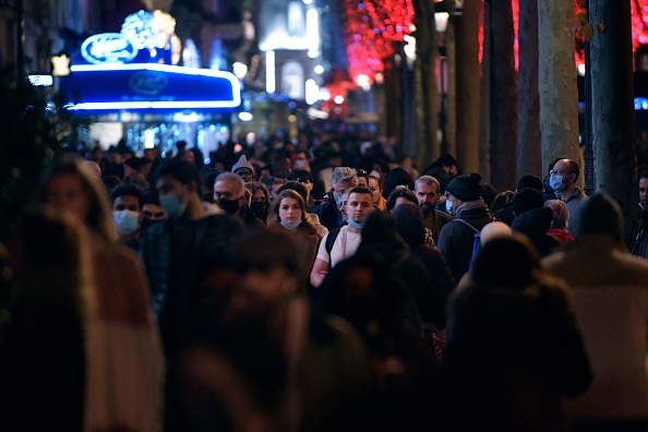 Les  Champs-Élysées à Paris. (Photo : JULIEN DE ROSA/AFP via Getty Images)