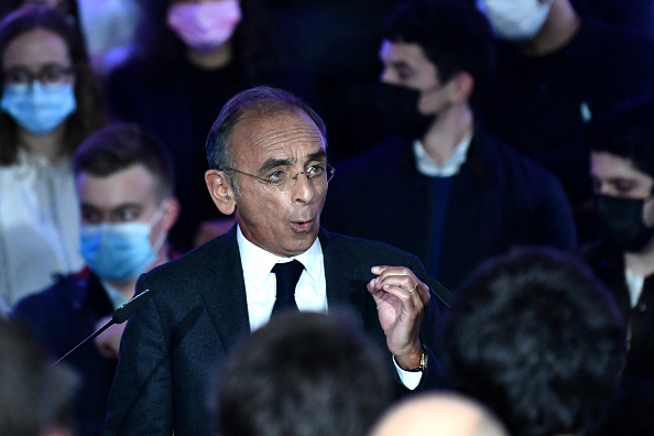 Eric Zemmour, leader du parti "Reconquête !", candidat à l'élection présidentielle française de 2022, présente ses vœux de nouvel an à ses partisans lors d'une conférence de presse à Paris, le 4 janvier 2022. (Photo : STEPHANE DE SAKUTIN/AFP via Getty Images)