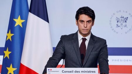 « Qui emmerde la vie de qui aujourd’hui ? Gabriel Attal défend les propos d’Emmanuel Macron sur les non-vaccinés