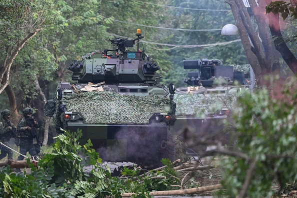 -Des soldats taïwanais exploitent un véhicule blindé léopard de fabrication artisanale CM-32 lors d'un entraînement dans une base militaire à Kaohsiung le 6 janvier 2022. Photo de Sam Yeh / AFP via Getty Images.