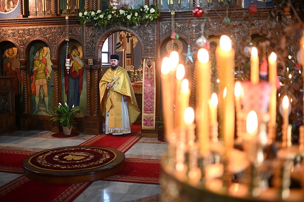 -Prêtre chrétien orthodoxe serbe, le père Nenad Popovic dirige un service de la liturgie de la Nativité du Christ à l'église orthodoxe serbe à Bourneville, Birmingham, centre de l'Angleterre le 7 janvier 2022. Photo par Oli SCARFF / AFP via Getty Images.