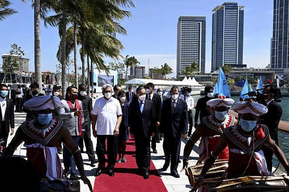 -Le président sri lankais Gotabaya Rajapaksa arrive avec le ministre chinois des Affaires étrangères Wang Yi, lors d'un événement de voile dans la ville portuaire de Colombo, le 9 janvier 2022. Photo par ISHARA S. KODIKARA / AFP via Getty Images.