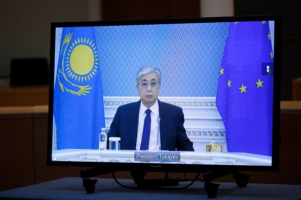 Le président du Kazakhstan, Kassym-Jomart Tokaïev, est vu sur un écran pendant une vidéoconférence avec le président du Conseil européen, Charles Michel, dans le bâtiment du Conseil européen à Bruxelles, le 10 janvier 2022.  (Photo by JOHANNA GERON / POOL / AFP) (Photo : JOHANNA GERON/POOL/AFP via Getty Images)