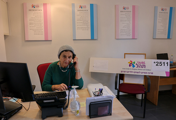 -Une intervenante de la hotline travaille au Tahel, Centre de crise pour les femmes et les enfants religieux, à Jérusalem le 5 janvier 2022. Photo par AHMAD GHARABLI / AFP via Getty Images.