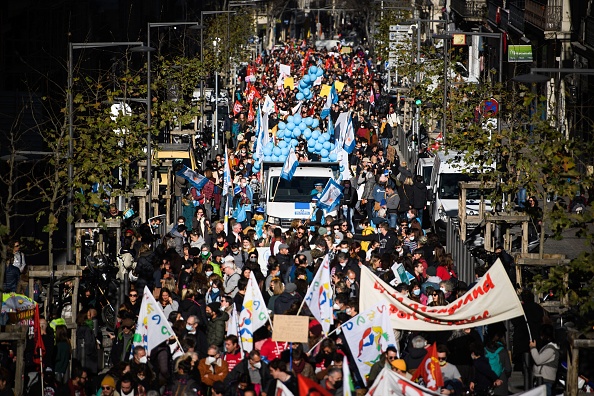 Enseignants et  personnels des écoles lors d'une manifestation appelée par les syndicats d'enseignants  à Marseille le 13 janvier 2022. (Photo :  CLEMENT MAHOUDEAU/AFP via Getty Images)