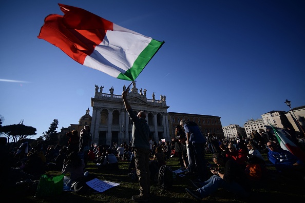 Manifestation contre le " Super Passeport Vert ", imposant de nouvelles restrictions face à une forte augmentation des infections au Covid-19 en Italie, le 15 janvier 2022 à la piazza San Giovanni à Rome. (FILIPPO MONTEFORTE/AFP via Getty Images)