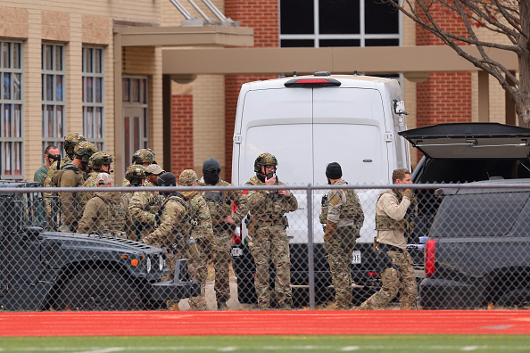 Des membres de l'équipe SWAT se déploient près de la synagogue Congrégation Beth Israël à Colley ville, au Texas, le 15 janvier 2022. Photo par Andy JACOBSOHN / AFP via Getty Images.