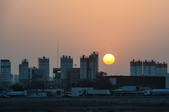 Une photo montre une vue partielle du quartier industriel de Msaffah dans la capitale émiratie Abu Dhabi, le 17 janvier 2022. - Trois personnes ont été tuées dans une attaque présumée de drone qui a déclenché une explosion et un incendie à Abou Dhabi aujourd'hui, ont indiqué des responsables, alors que les rebelles du Yémen ont annoncé des opérations militaires aux Émirats arabes unis. (Photo : AFP via Getty Images)