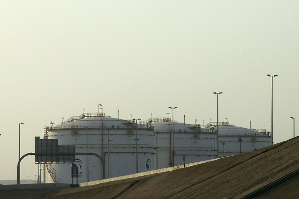 Trois personnes ont été tuées dans une attaque présumée de drone qui a déclenché une explosion et un incendie à Abou Dhabi le 17 janvier 2022, près de l’installation de stockage du géant pétrolier ADNOC. Photo par -/AFP via Getty Images.