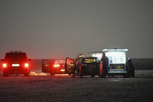 -Des policiers près de véhicules sur le site où le corps du garçon belge de 4 ans disparu Dean a été retrouvé, le 17 janvier 2022, aux Pays-Bas. Photo de Roland DE JONG / ANP / AFP via Getty Images.