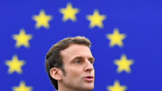 « Un drapeau qui flotte à la place de rien, j’en suis fier », a déclaré Emmanuel Macron à propos du drapeau européen sous l’Arc de Triomphe