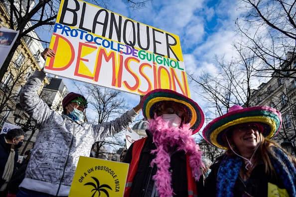 Manifestation dans le cadre d'une journée nationale de grève appelée par les syndicats  d'enseignants et de personnel scolaire pour protester contre la gestion par le gouvernement de la crise du Covid-19 dans les écoles, à Paris, le 20 janvier 2022.  (Photo : JULIEN DE ROSA/AFP via Getty Images)