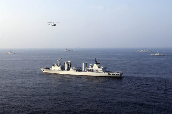 -Des navires de guerre iraniens, russes et chinois lors d'un exercice militaire conjoint dans l'océan Indien le 21 janvier 2022. Photo par -/Bureau de l'armée iranienne/AFP via Getty Images.