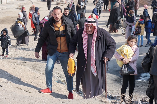 Des Syriens fuient leurs maisons dans le quartier de Ghwayran dans la ville de Hasakeh, dans le nord du pays, le 22 janvier 2022. Photo par -/AFP via Getty Images.