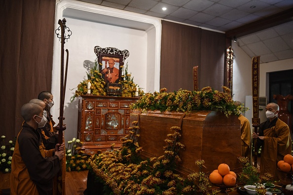 -Des moines bouddhistes prient lors de la cérémonie funéraire du moine vietnamien Thich Nhat Hanh, 95 ans, à la pagode à Hue le 23 janvier 2022. Photo de NHAC NGUYEN/AFP via Getty Images.