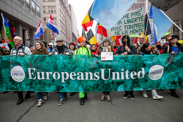 Manifestation "pour la liberté, la démocratie et les droits de l'homme" organisée par l'alliance Europeans United et protestant contre les mesures liberticides  imposées par les autorités publiques en Belgique et dans d'autres pays européens, dimanche 23 janvier 2022 à Bruxelles. (Photo : HATIM KAGHAT/BELGA MAG/AFP via Getty Images)