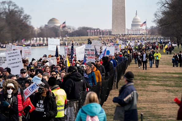 Des manifestants participent à la marche "Defeat the Mandates" à Washington, DC, le 23 janvier 2022. Les manifestants protestent contre les obligations vaccinales  Covid-19. (Photo : STEFANI REYNOLDS/AFP via Getty Images)